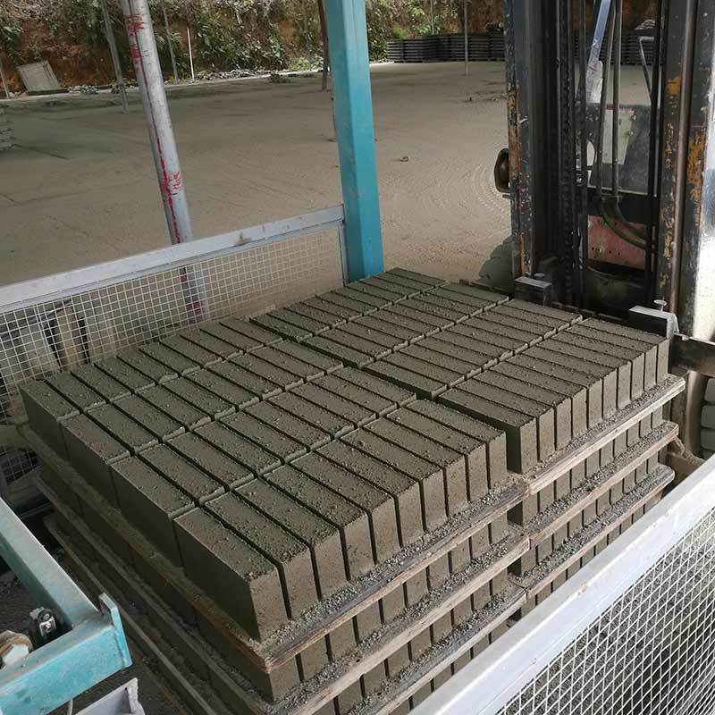 Mașină de fabricat blocuri de pavaj foarte eficientă pentru industria construcțiilor