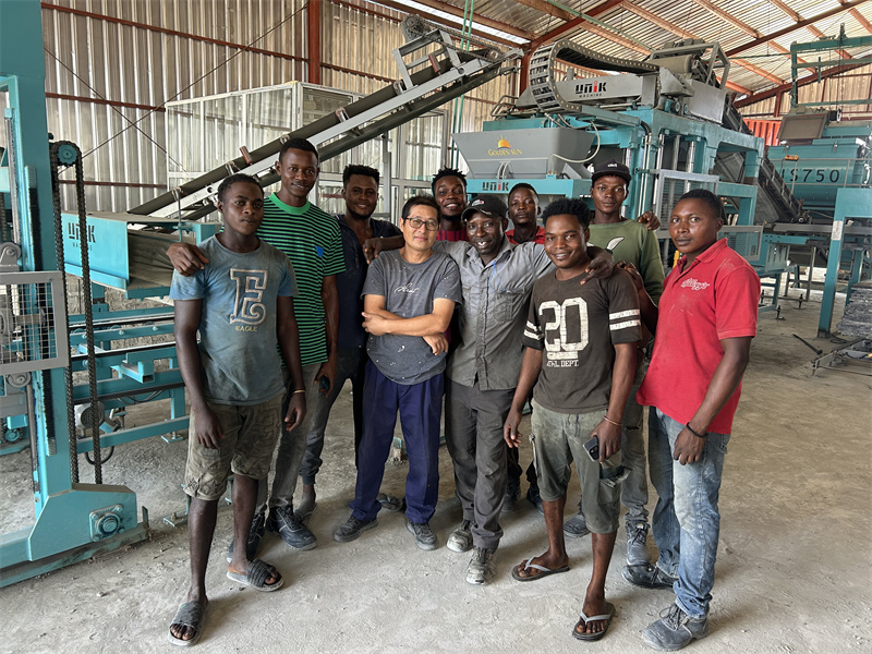 Mașină de turnat blocuri de beton de vânzare în Nigeria: UNIK Machinery iese în evidență