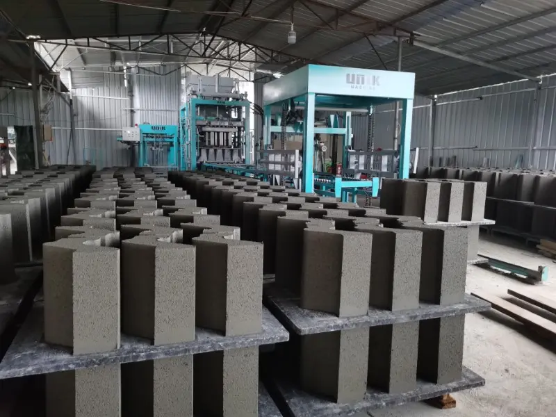 Lumea fascinantă a mașinilor cu blocuri goale: un ghid pentru mașinile de beton în industria de producție și construcții