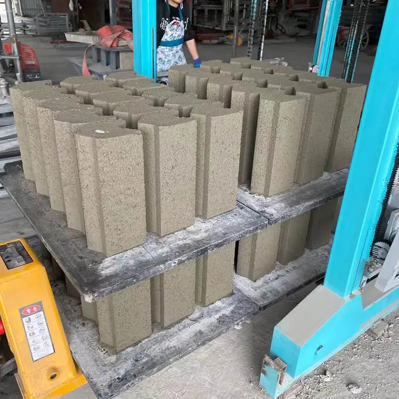 Avantajele și aplicațiile mașinilor automate de blocare în industria construcțiilor